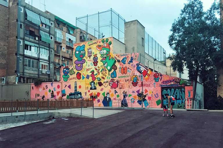 Jóvenes muralistas intervienen fachadas en el Raval con arte social